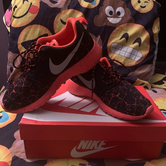 Youth sz 6.5 Nike Roshe One sneakers worn one time - Picture 6 of 6